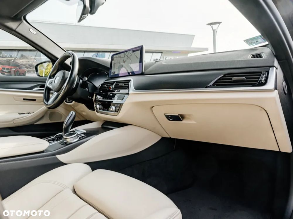 BMW Seria 5 520d xDrive Touring M Sport Edition - 12