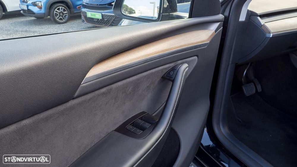 Tesla Model Y Long Range Dual Motor AWD - 10