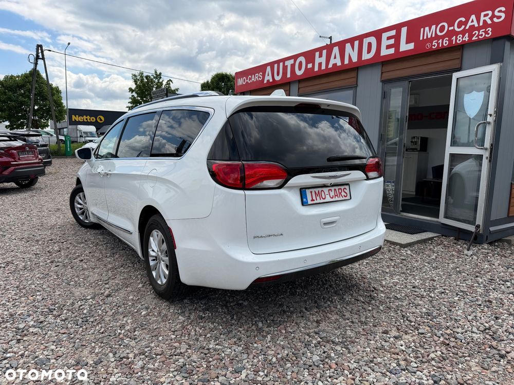 Chrysler Pacifica - 5