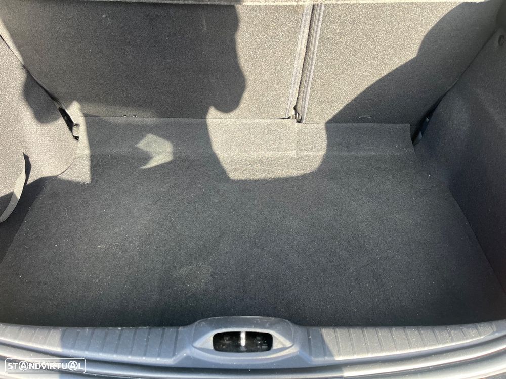 Peugeot 208 - 8