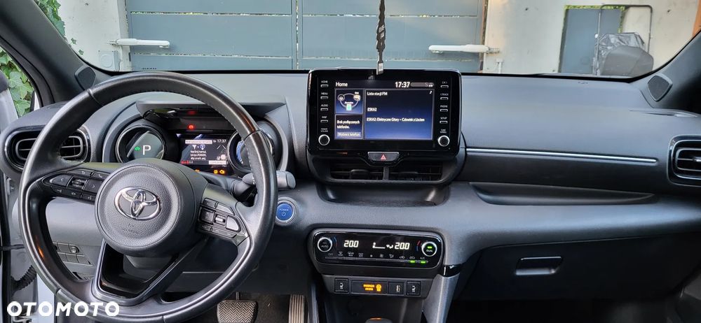 Toyota Yaris Hybrid 100 Selection - 8