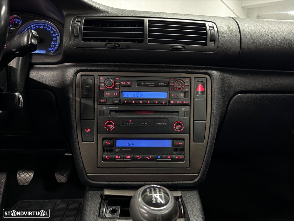 VW Passat 1.9 TDi Highline - 15