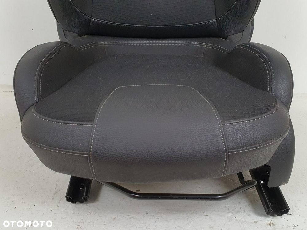 FOTEL KIEROWCY LEWY PRZÓD PODGRZEWANY OPEL ADAM - 2