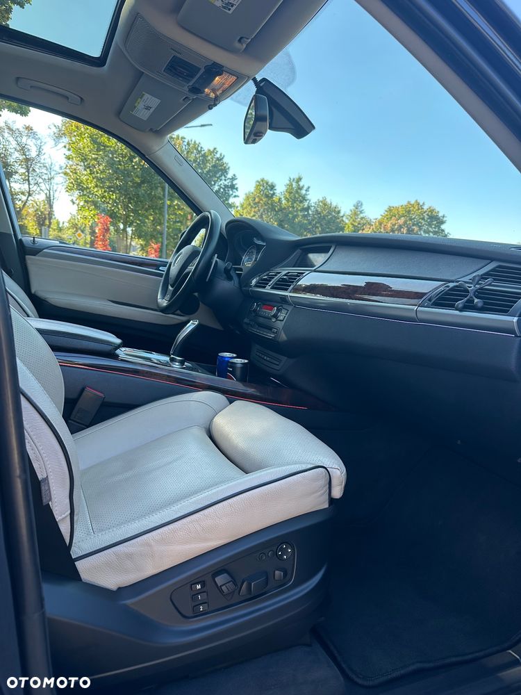 BMW X5 4.8i - 12