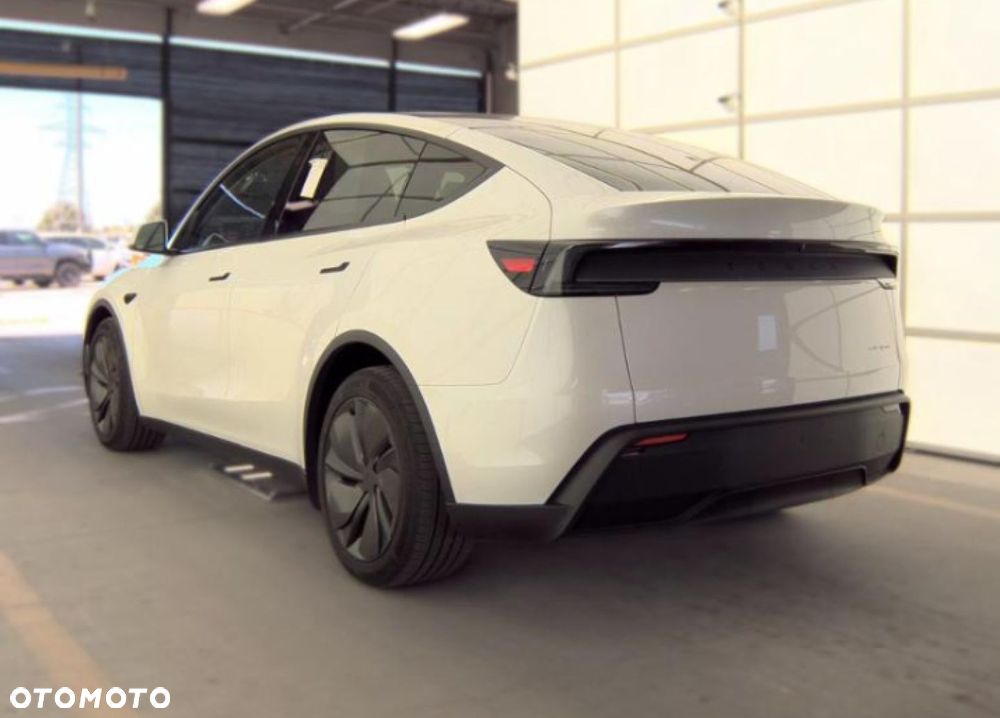 Tesla Model Y - 4