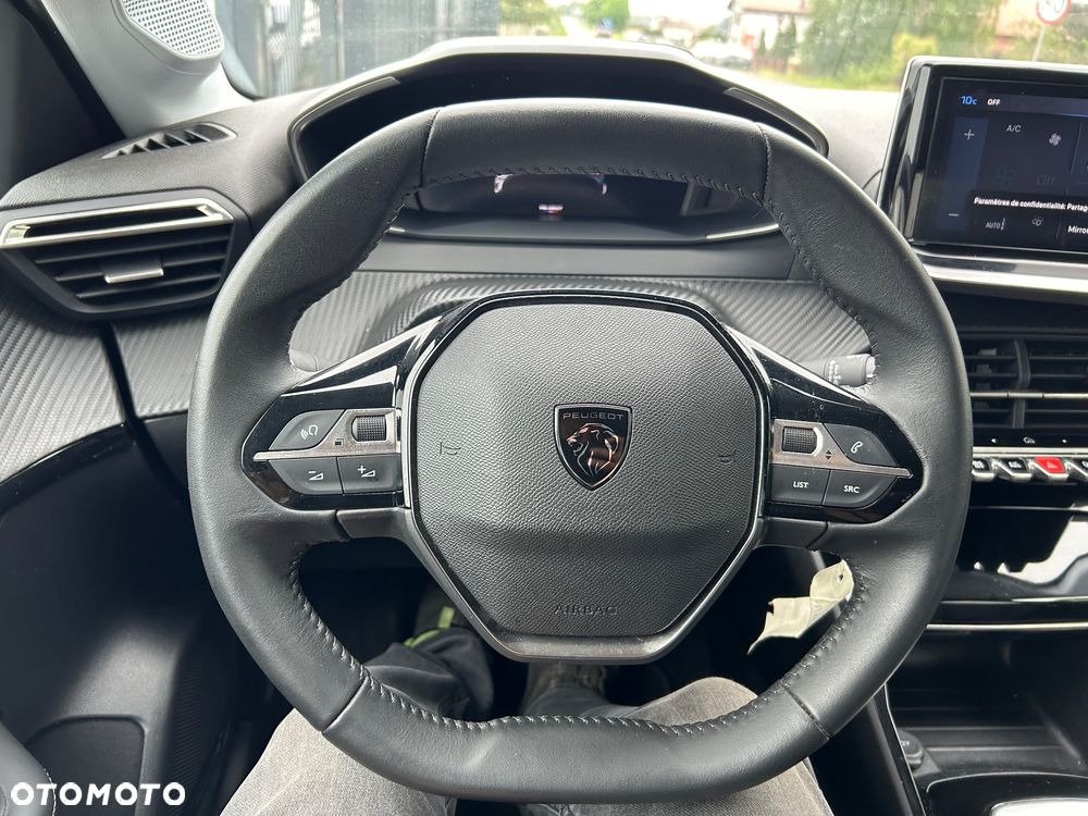 Peugeot 208 - 8