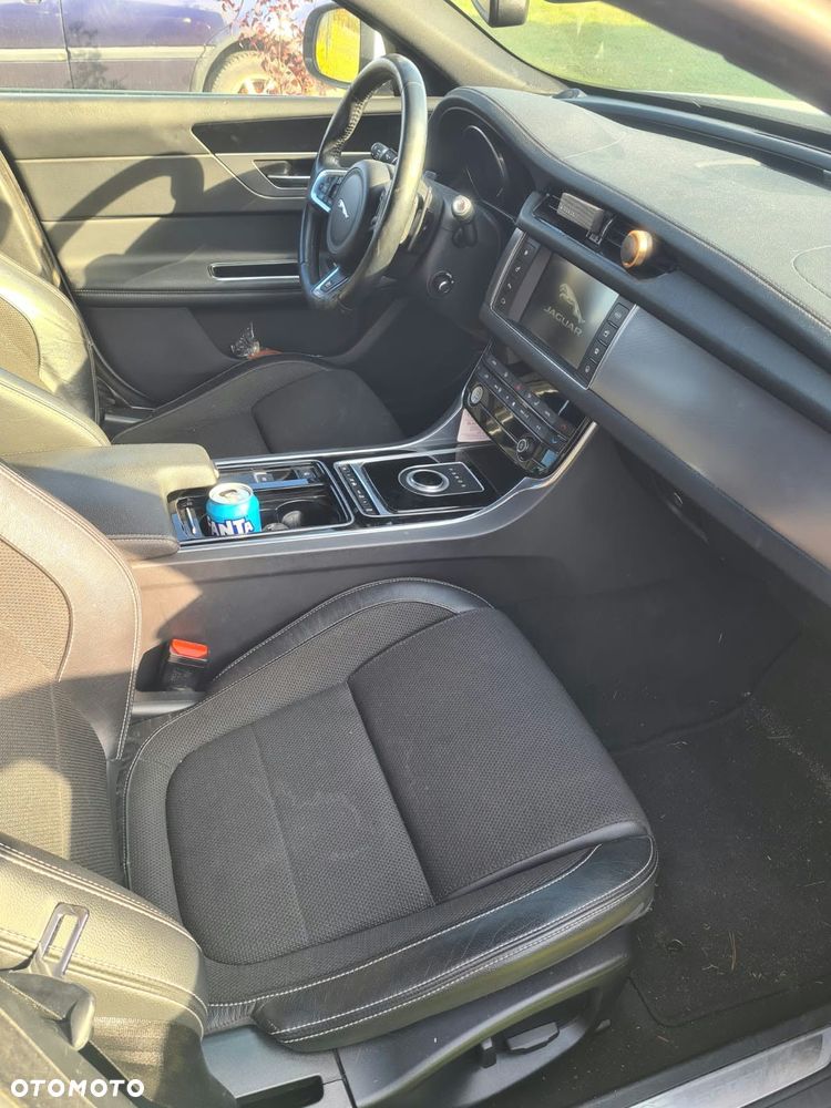 Jaguar XF 2.0 i4D AWD R-Sport - 8