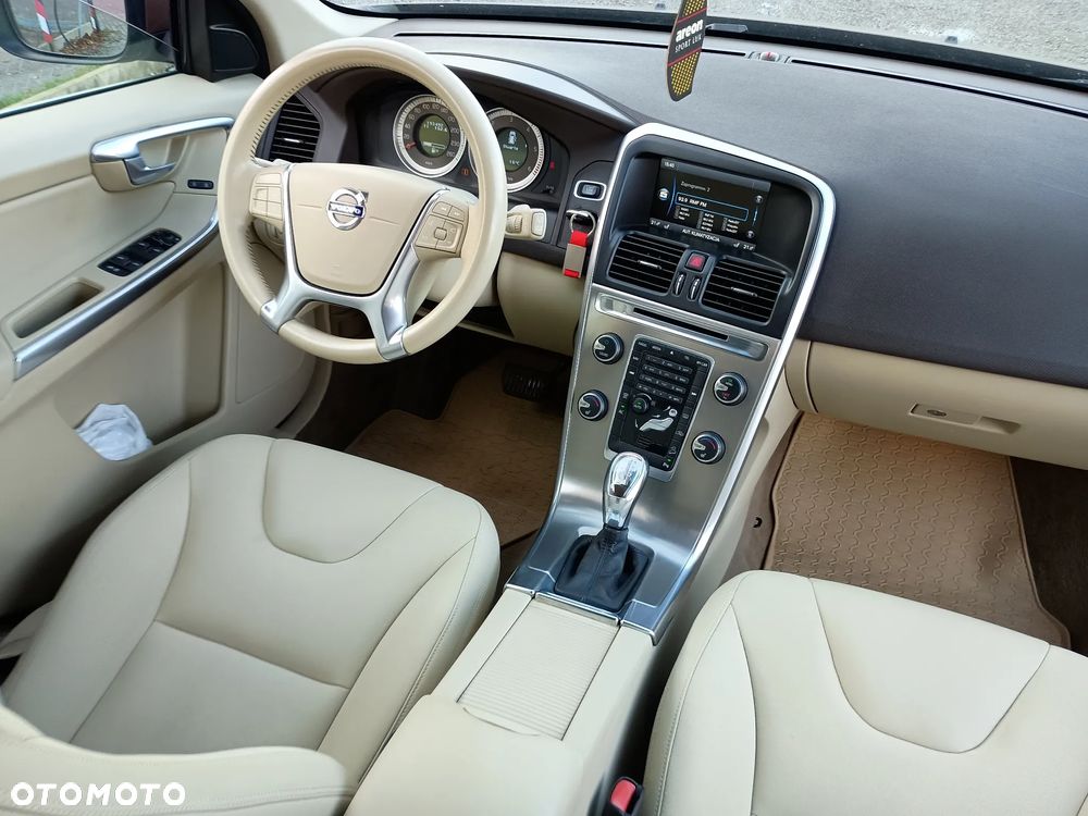 Volvo XC 60 D5 AWD Momentum - 16