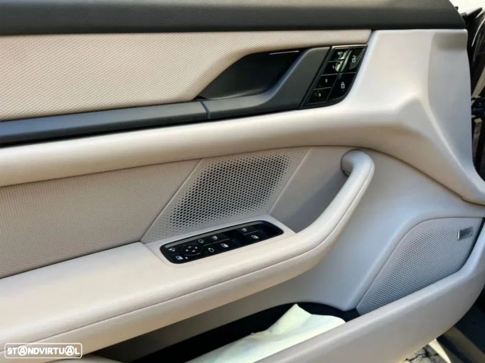 Porsche Taycan Cross Turismo 4 - 25