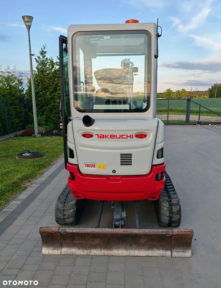 Takeuchi TB225 - 11
