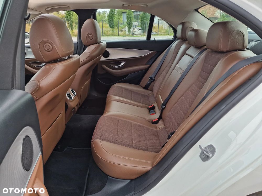 Mercedes-Benz Klasa E 220 d 4-Matic Business Edition 9G-TRONIC - 17