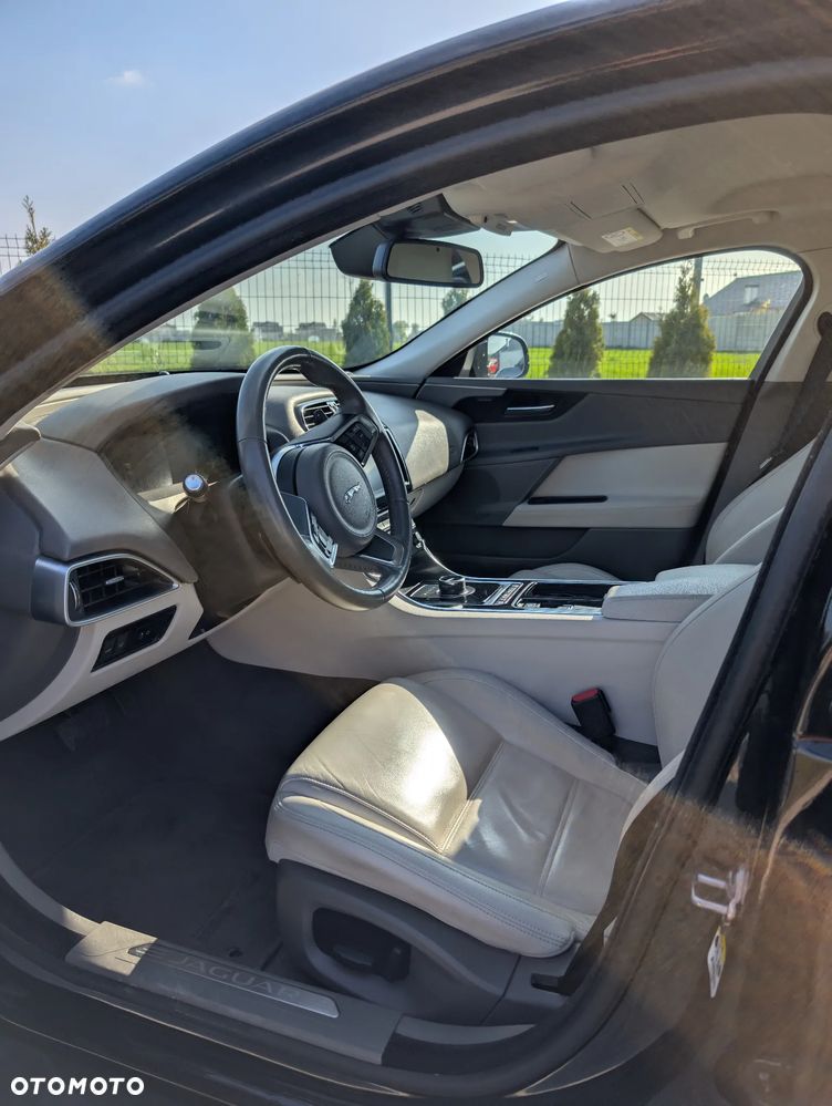 Jaguar XE 2.0 T Prestige - 19