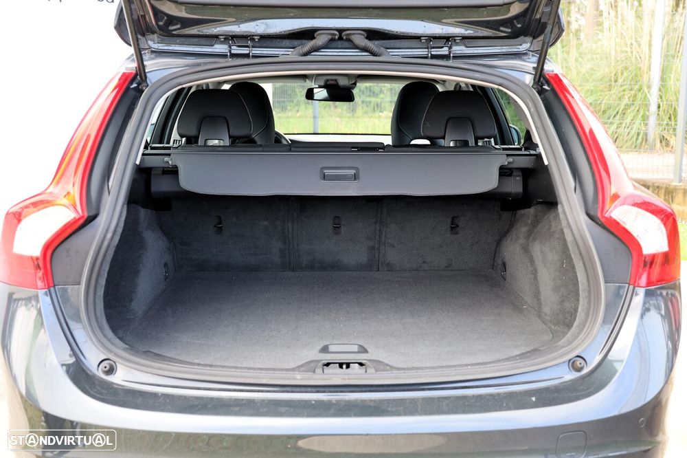 Volvo V60 2.0 D3 R-Design Start/Stop - 4