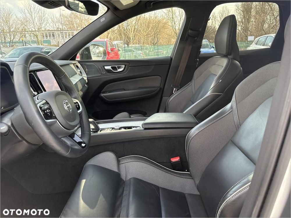 Volvo XC 60 T6 Plug-In Hybrid AWD Plus Dark - 9
