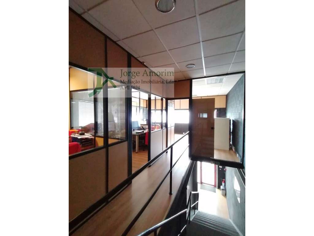 Armazém 490 m2. Excelentes escritórios. 2 entradas. - Grande imagem: 3/3
