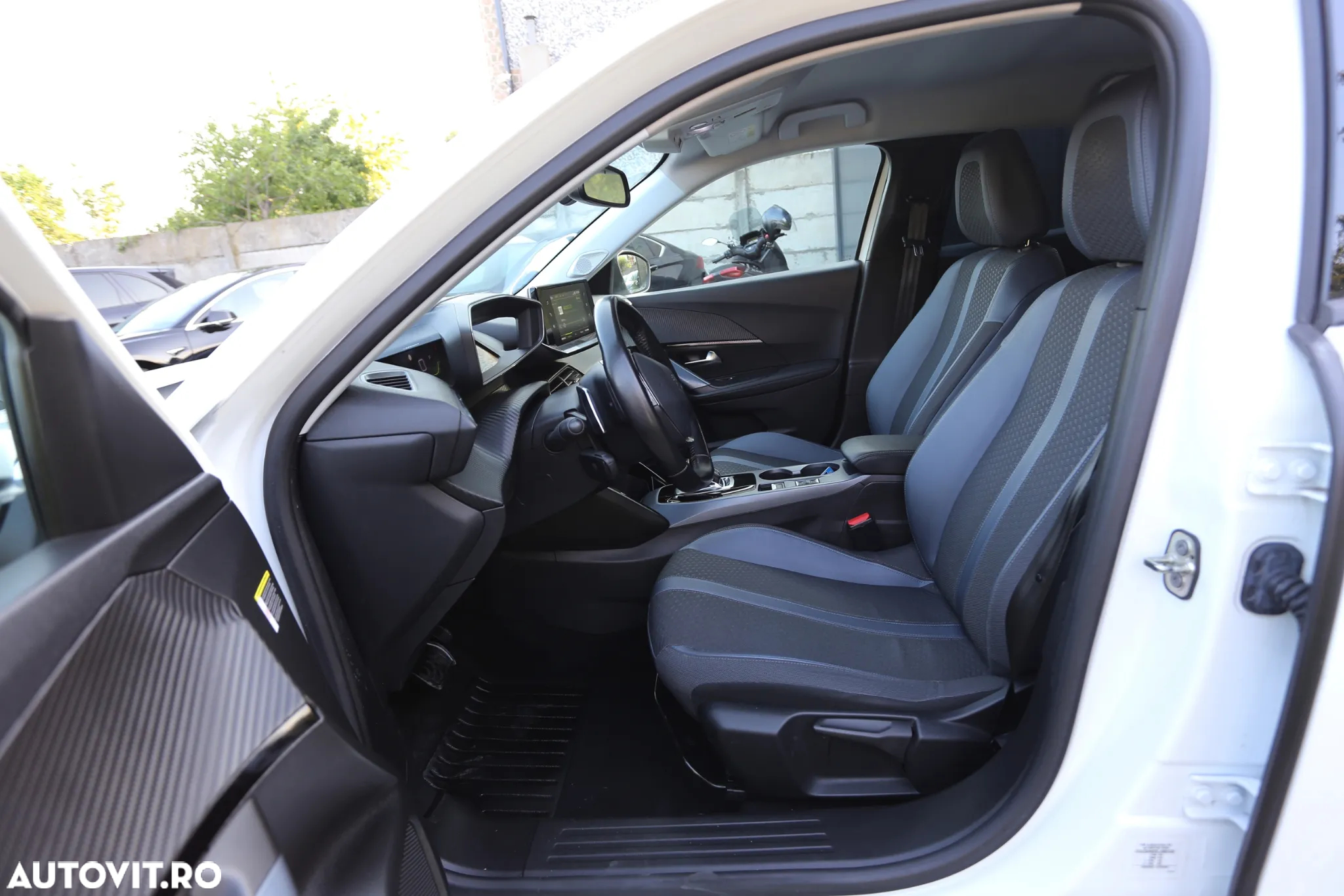Peugeot 2008 1.2 PureTech EAT8 STT GT - 11