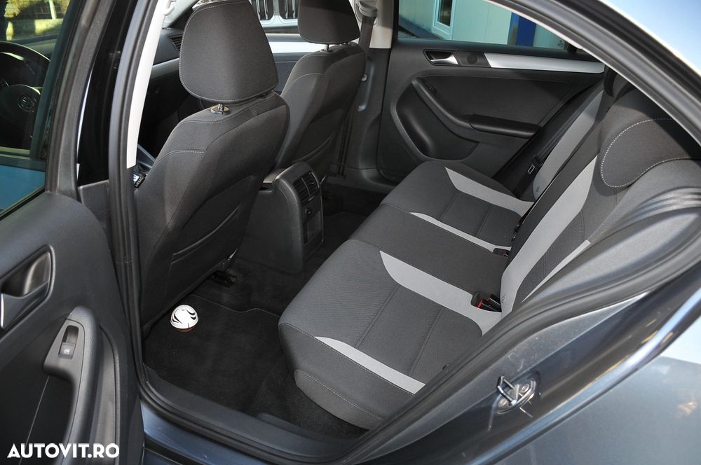 Volkswagen Jetta 2.0 TDI DSG Highline - 11