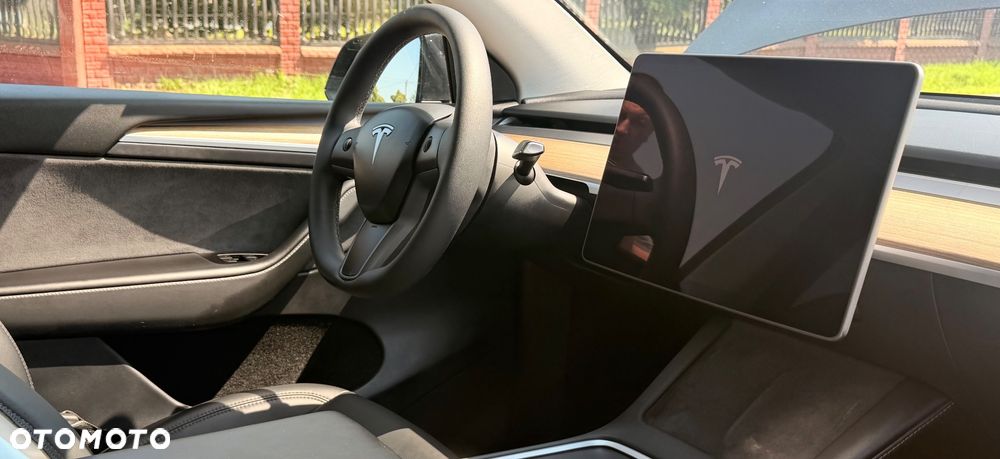 Tesla Model Y Long Range Dual Motor AWD - 12