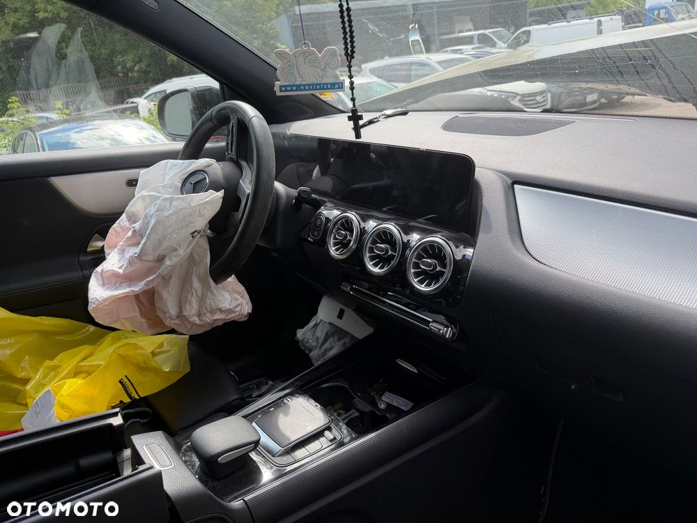 Mercedes-Benz GLA - 12