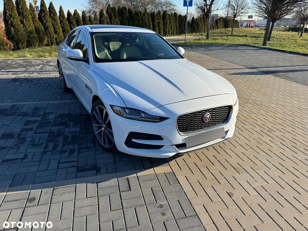 Jaguar XE - 4
