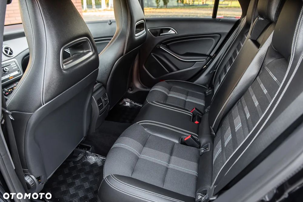 Mercedes-Benz CLA 200 d 4Matic 7G-DCT - 27