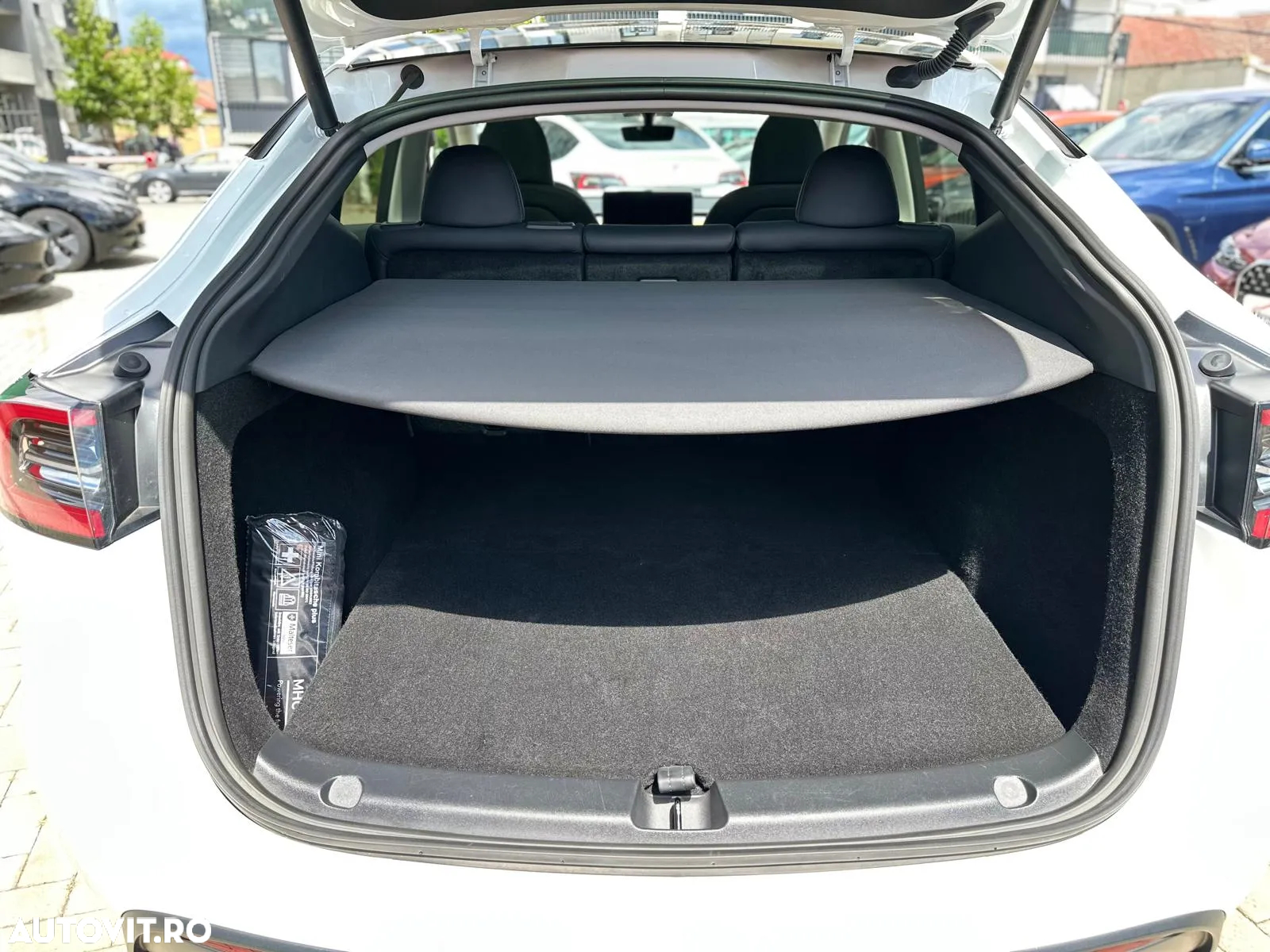 Tesla Model Y Long Range Dual Motor AWD - 26