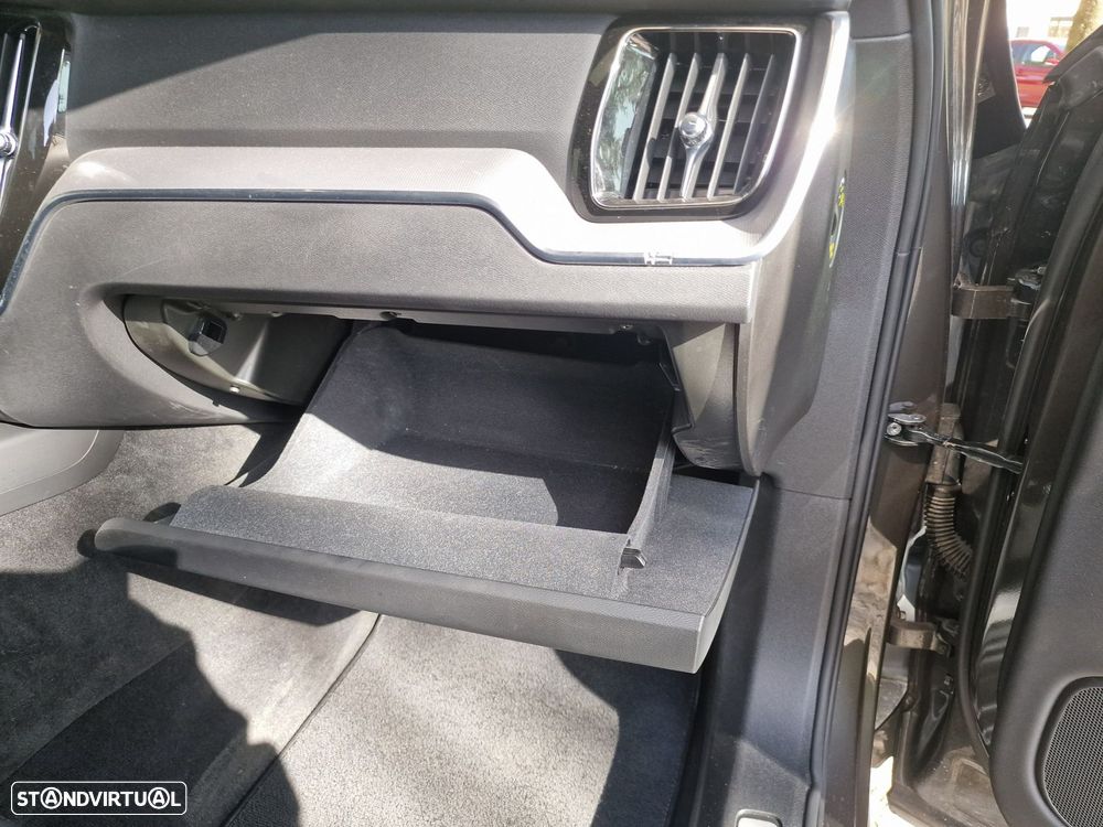 Volvo XC 60 2.0 T6 PHEV R-Design AWD - 27