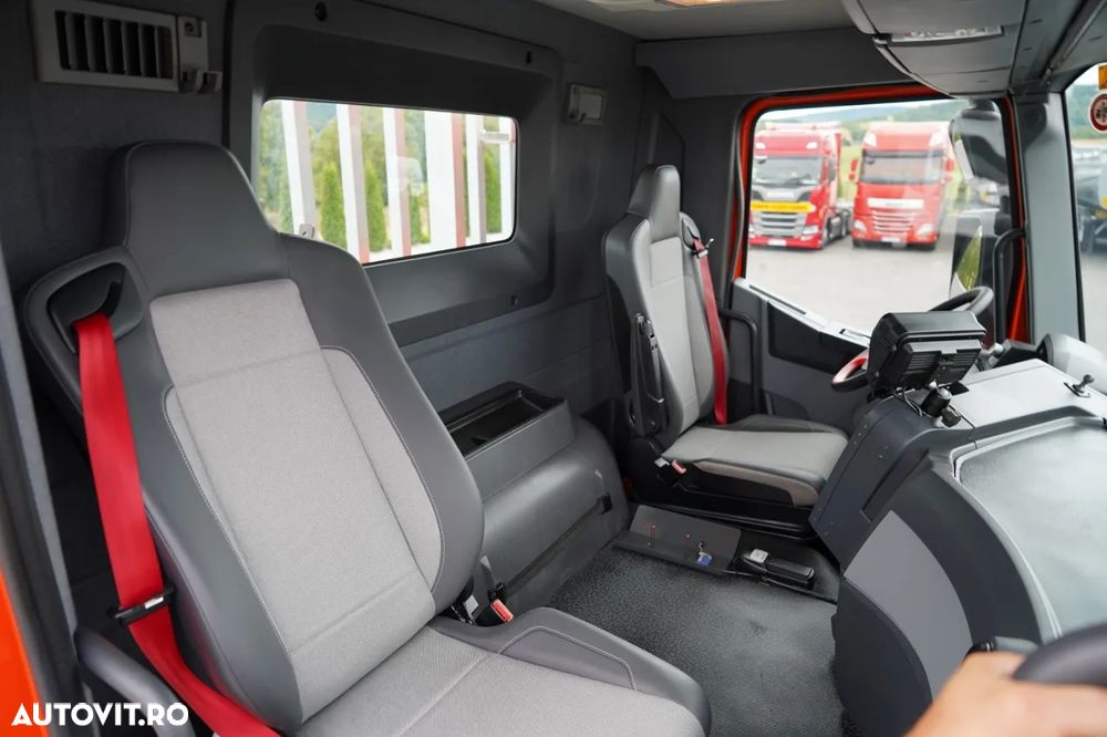 Renault K 380 / 6X4 / LIVRARE 6,2 M / + HIAB 166 ES-4 / CAPACITATE MAXIMĂ DE RIDICARE 6.500 KG / ATINGEREA 12,3 M / ROTATOARE / RADIOCOMANDĂ / IMPORTAT - 36