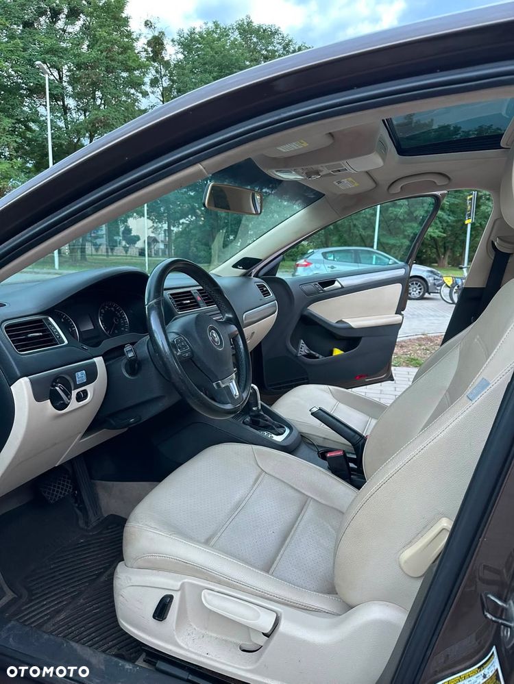 Volkswagen Jetta 2.0 TDI Highline DSG - 4