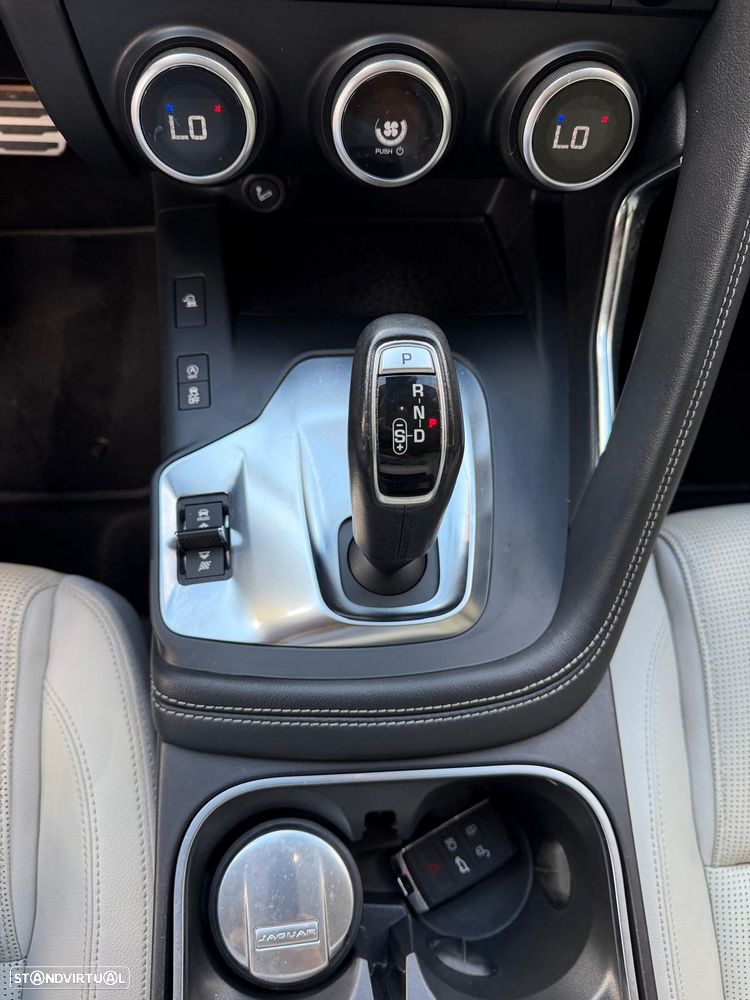 Jaguar E-Pace 2.0 i4 R-Dynamic HSE AWD Aut. - 19