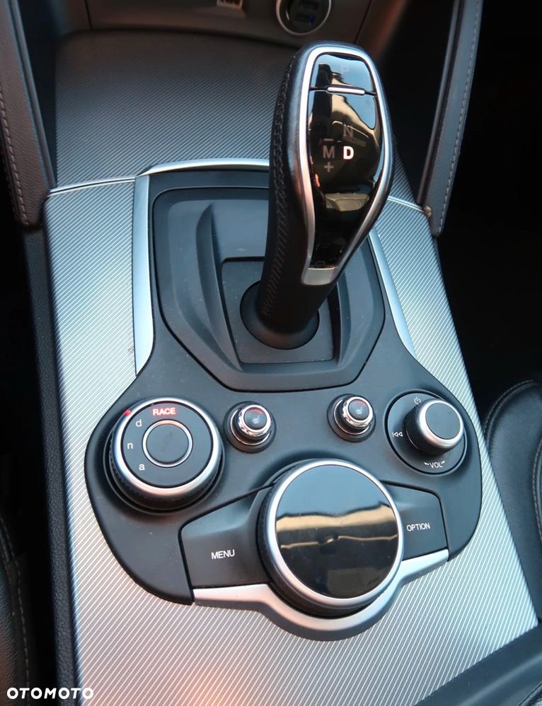 Alfa Romeo Stelvio 2.0 Turbo 16V AT8-Q4 Ti - 13