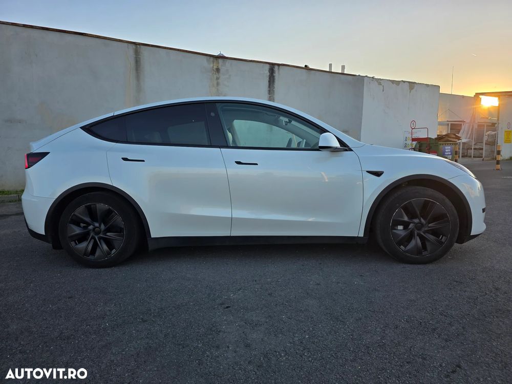 Tesla Model Y - 3