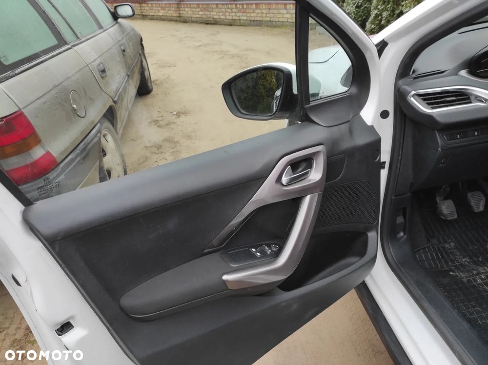 Peugeot 2008 1.2 Pure Tech Allure S&S - 7