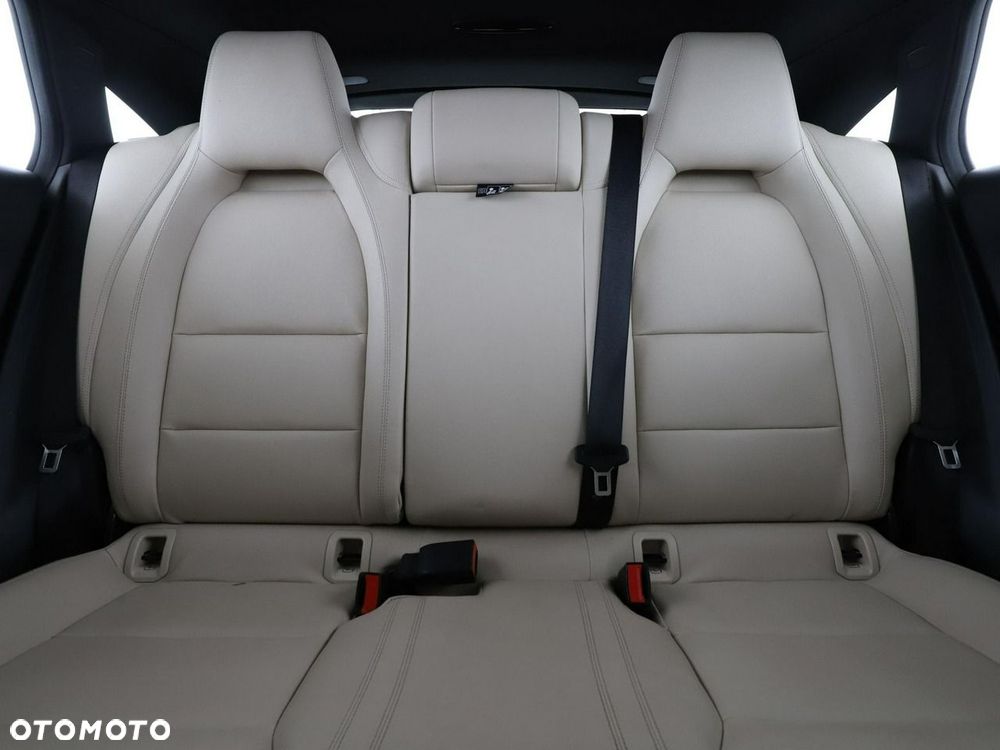 Mercedes-Benz CLA 200 7G-DCT Urban - 19