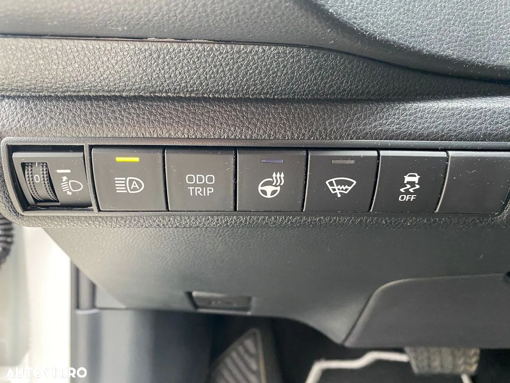 Toyota Corolla Sedan 1.8 HSD Business - 9