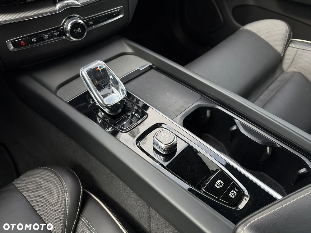 Volvo XC 60 B4 D AWD Plus Dark - 19