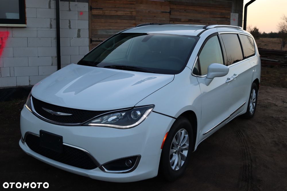 Chrysler Pacifica - 1