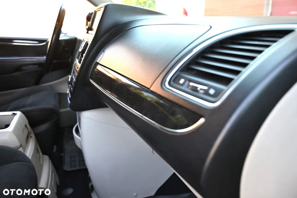 Chrysler Town & Country - 18