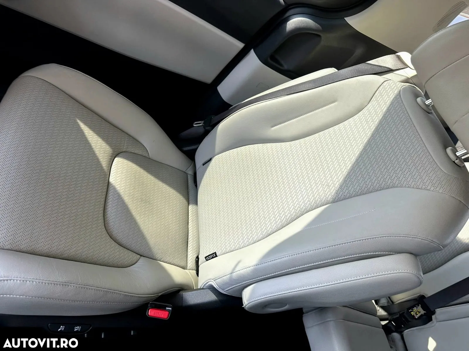 Kia Carnival - 32