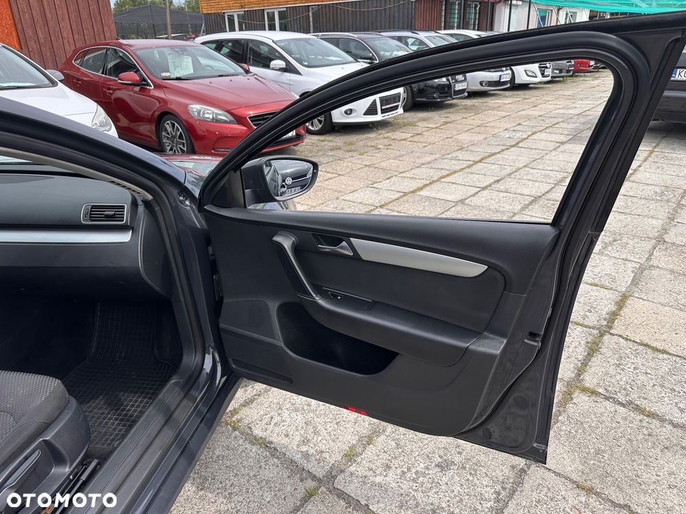 Volkswagen Passat 2.0 TDI Comfortline R-Style - 13