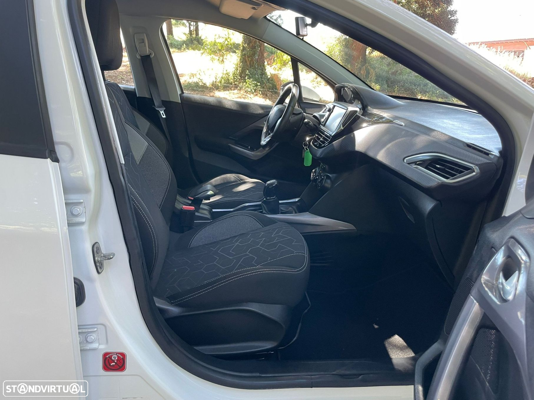 Peugeot 2008 1.2 PureTech Allure - 32