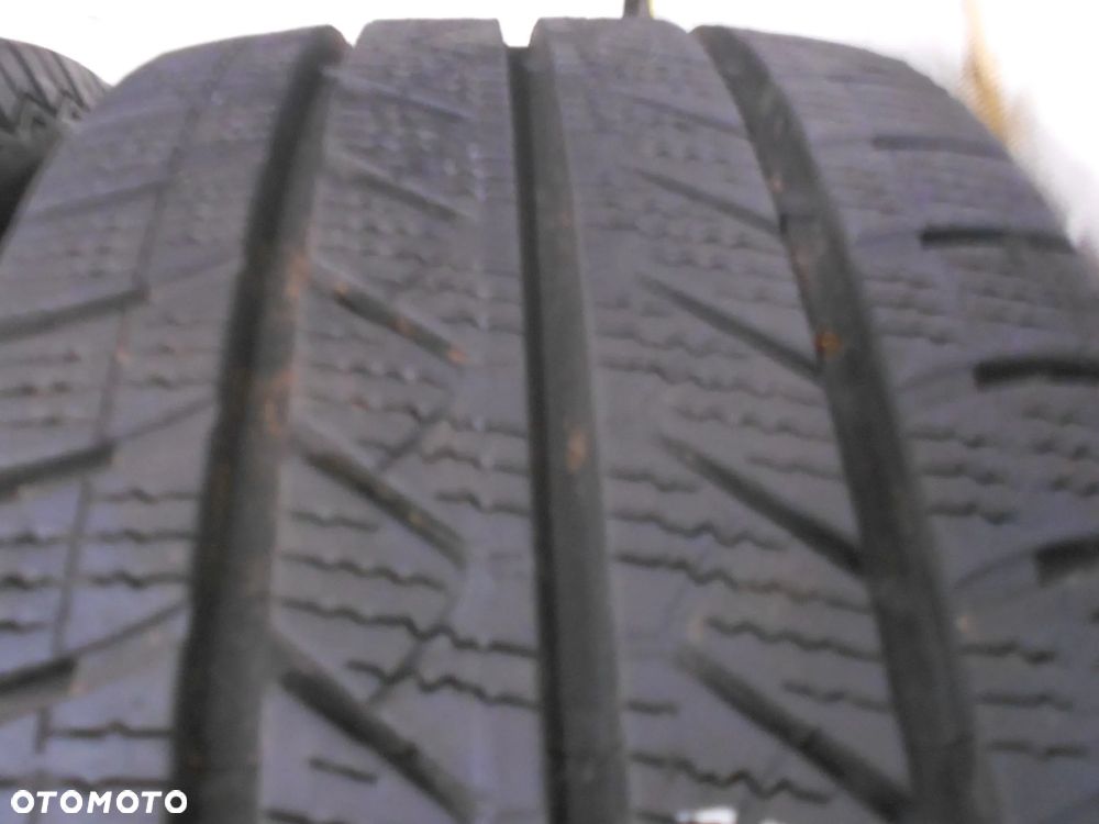 OPONY 215/65R16C GOODYEAR VECTOR 4 SEASONS CARGO DOT 2122 / 0321 9MM - 3