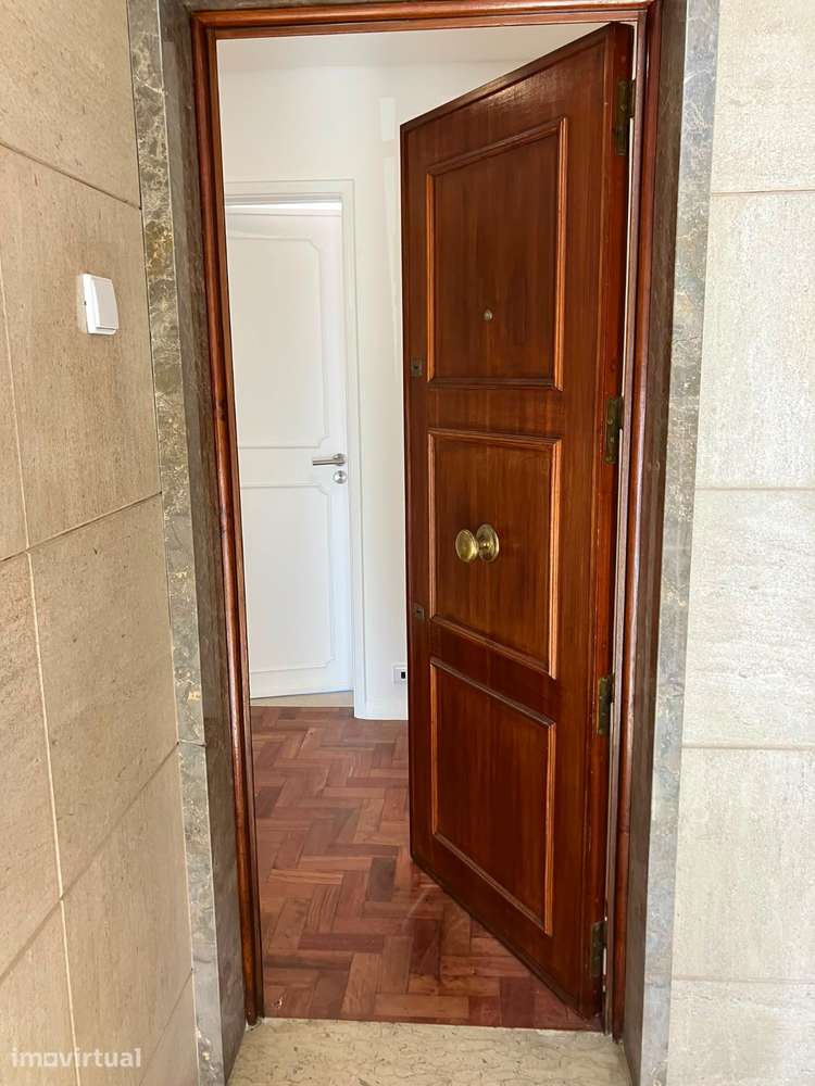 T3 Remodelado no Coração de Cascais com 2 Varandas e Ar Condicionado - Grande imagem: 5/39