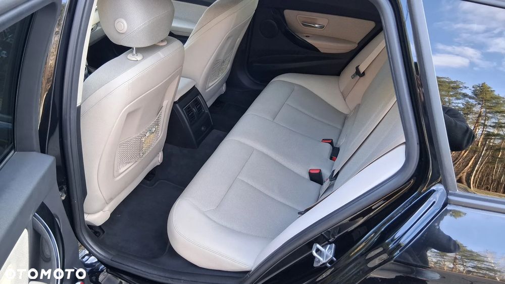 BMW Seria 3 330i xDrive - 15