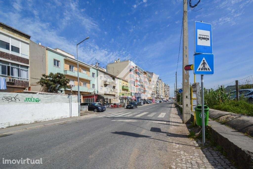 Terreno à venda na Rua Almirante Gago Coutinho entre a Póvoa de Santo - Grande imagem: 2/23