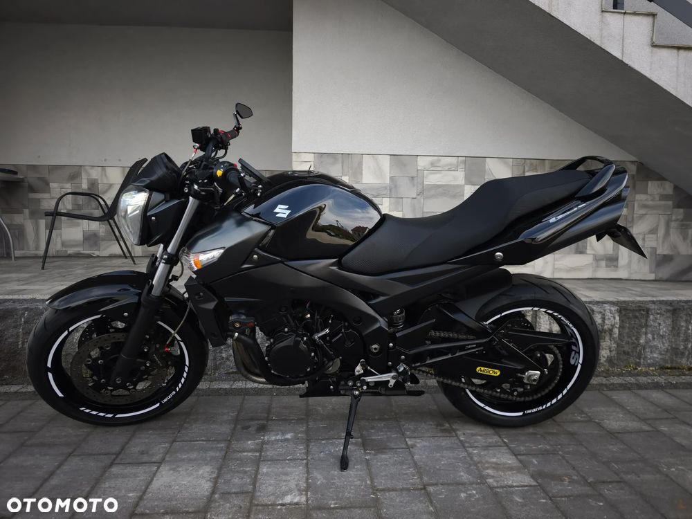 Suzuki GSR - 16