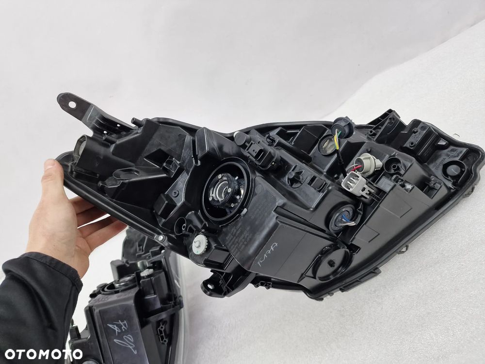 TOYOTA YARIS III 3 LIFT 17- PRAWA LAMPA PRZEDNIA PRZÓD SOCZEWKA , NR AUKCJI LA396 - 26