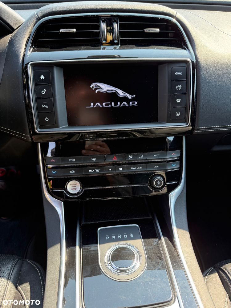 Jaguar XE 20d AWD R-Sport - 21