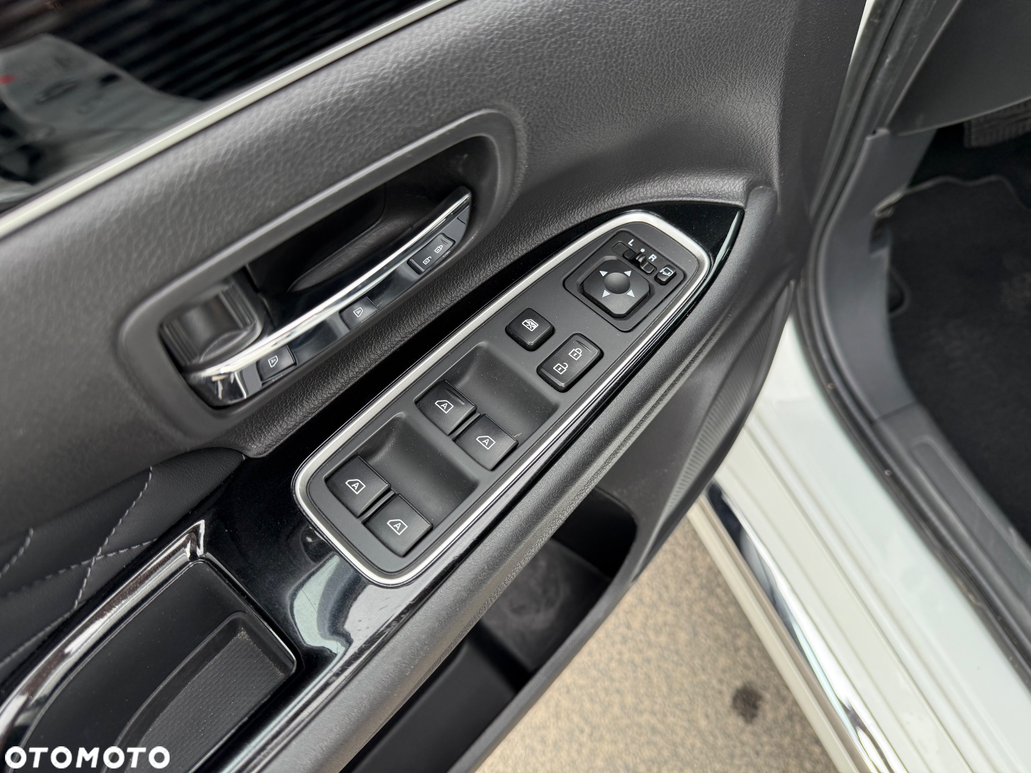 Mitsubishi Outlander 2.4 4WD Plug-In Hybrid Top - 14