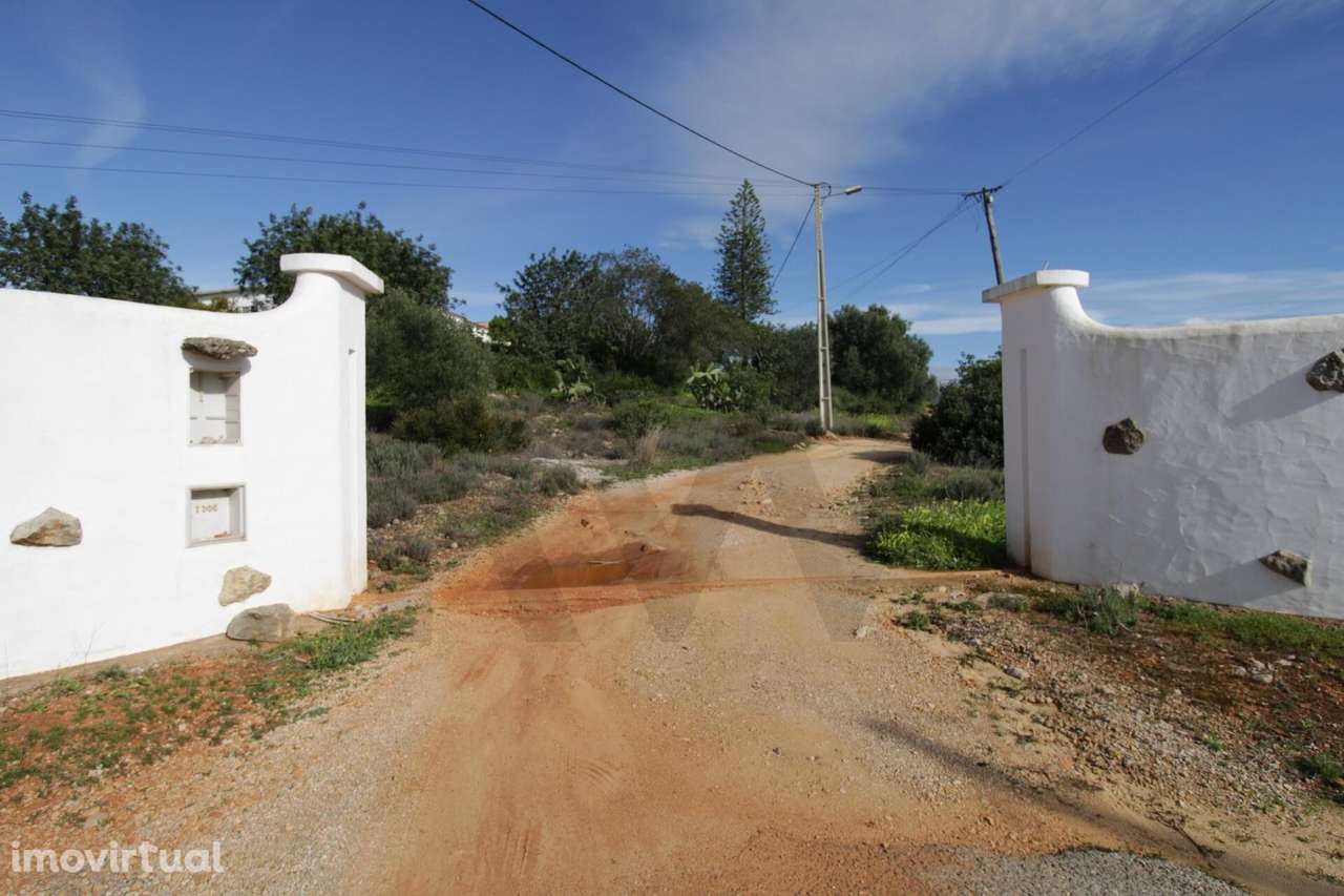 Prédio misto com casa e 9 terrenos rústicos, localizado na zona de Est - Grande imagem: 3/10